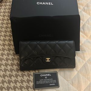 CHANEL
Caviar Quilted Large Gusset Flap Wallet Black